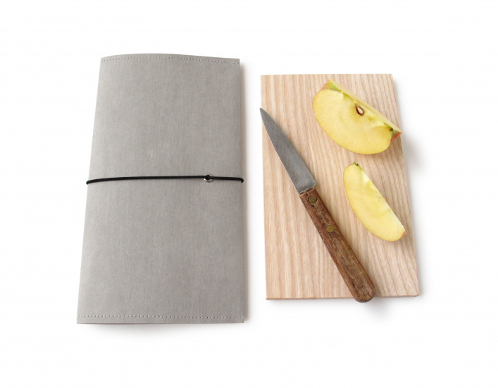 Preview: Outdoor Schneidebrett Esche unbehandelt mit Etui grau 23,5 x 13 cm von SIDE BY SIDE