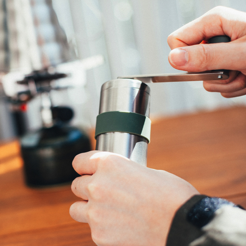Kaffeemühle V60 Outdoor, Edellstahl, Keramikmahlwerk von HARIO