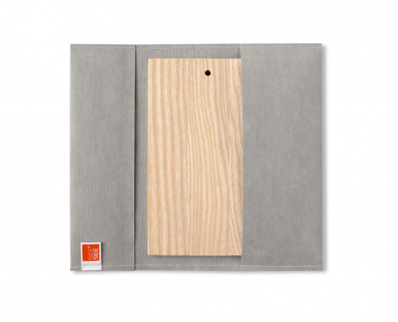 Outdoor Schneidebrett Esche unbehandelt mit Etui grau 23,5 x 13 cm von SIDE BY SIDE