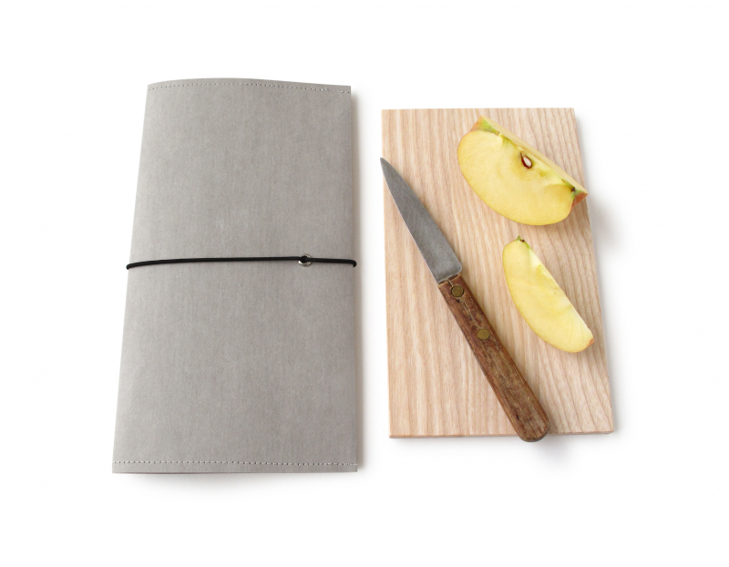 Outdoor Schneidebrett Esche unbehandelt mit Etui grau 23,5 x 13 cm von SIDE BY SIDE